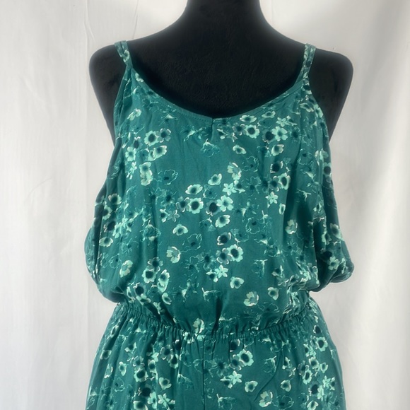 Green floral jumper, adjustable Y back, V neck, spaghetti straps,shorts,Medium - Picture 2 of 13